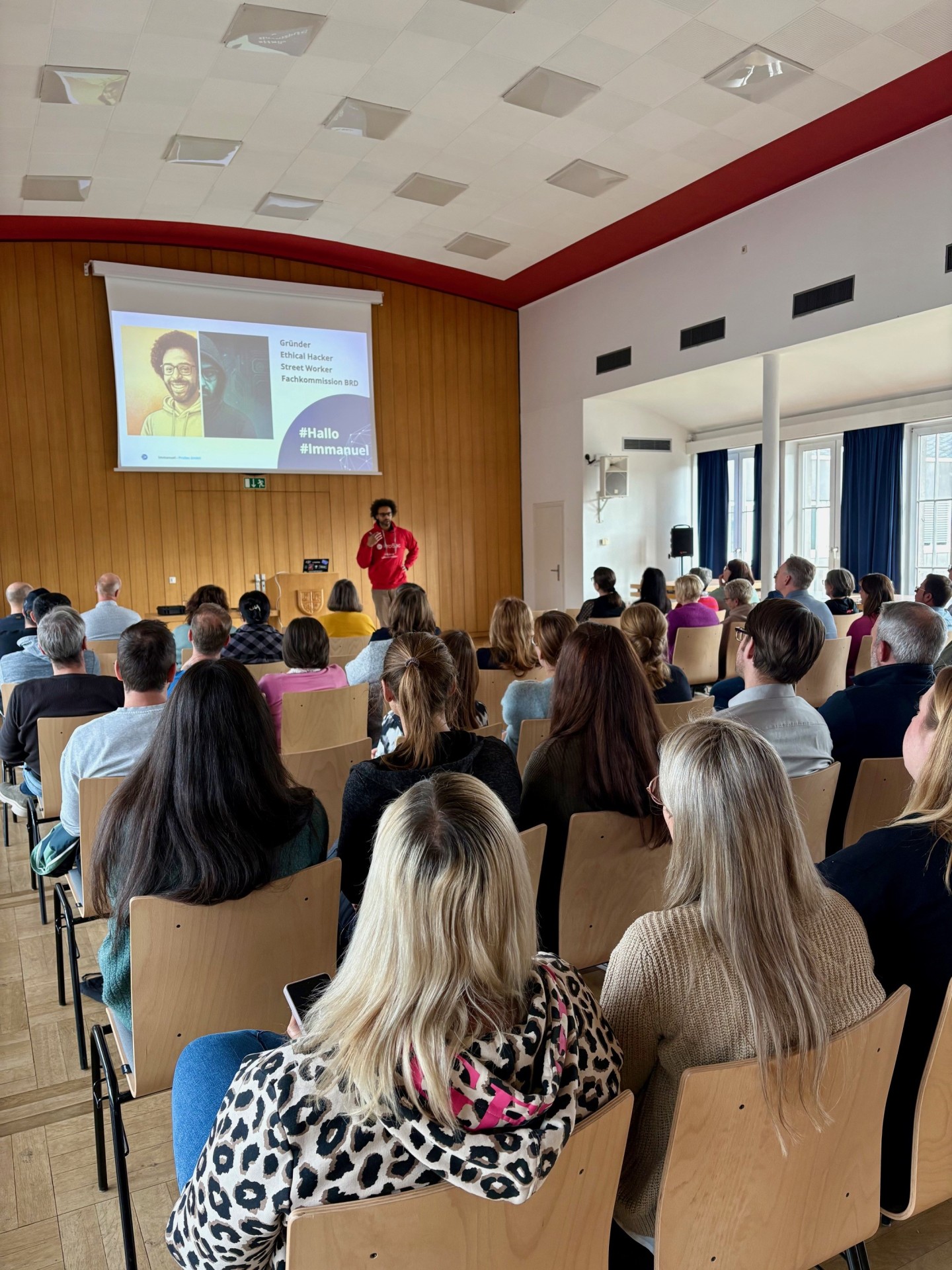 Viele Menschen hören einem Referenten zu