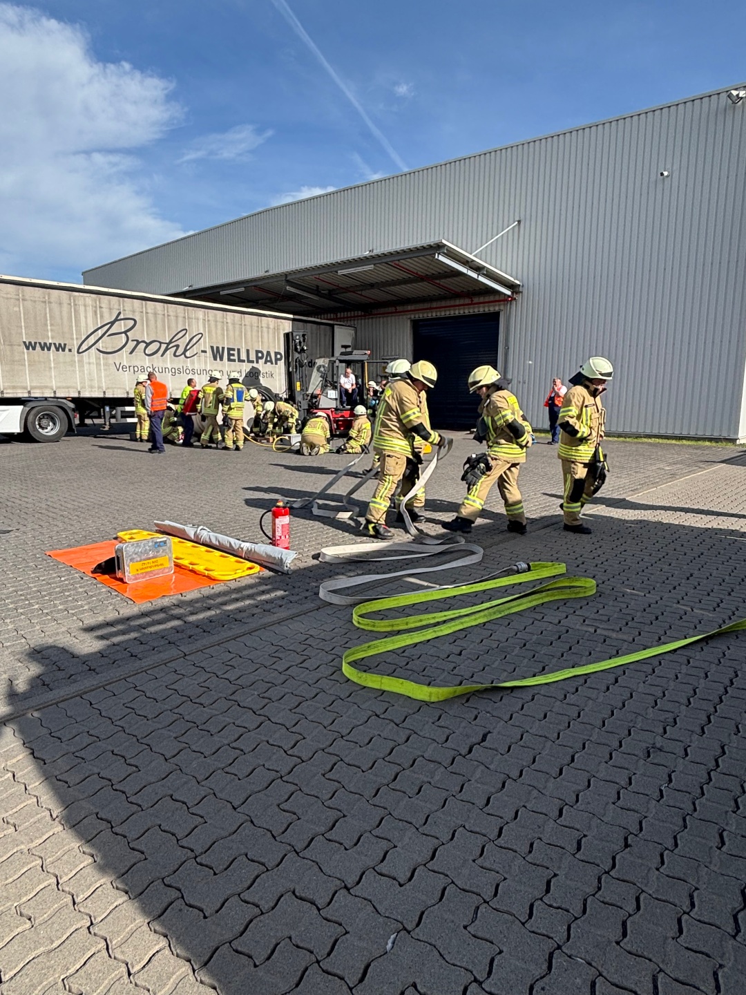 Feuerwehrmänner auf dem Firmengelände  während der Übung
