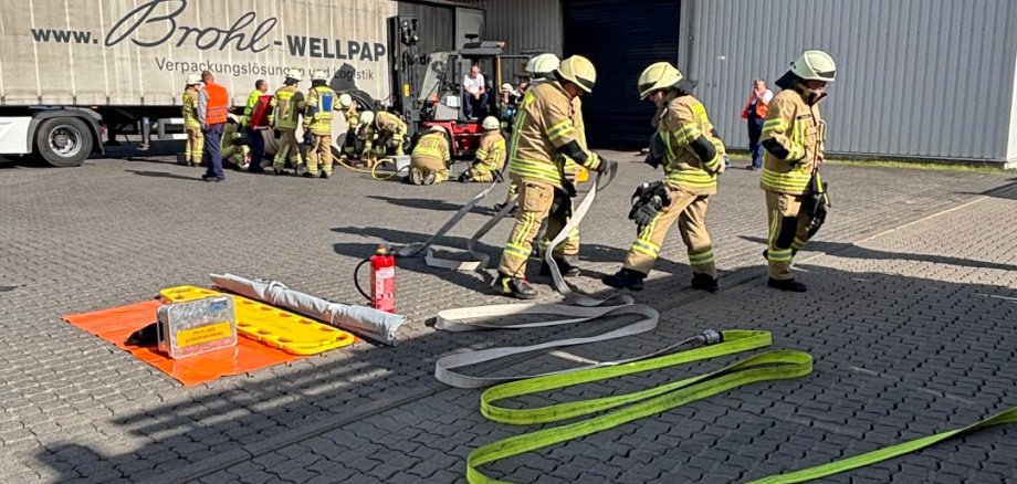 Die diesjährige Jahresabschlussübung der Freiwilligen Feuerwehr Mayen fand in diesem Jahr auf dem Gelände der Firma Brohl Wellpappe statt Feuerwehrmänner auf dem Firmengelände während der Übung