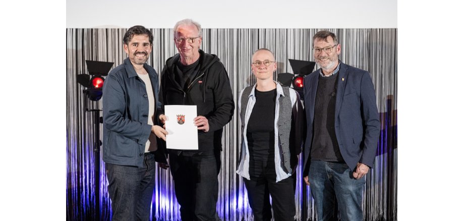 Verleihung Kinoprogrammpreis an das Corso Kino
v.l.n.r.: Kulturminister Sven Teuber, Thomas Schneckenburger, Friederike Mühlhäusler und Thomas Schroeder 4 Personen stehen für ein Foto zusammen