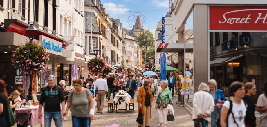 Verschiedene Maßnahmen gestalten die Innenstadt attraktiver Viele Menschen in der Innenstadt