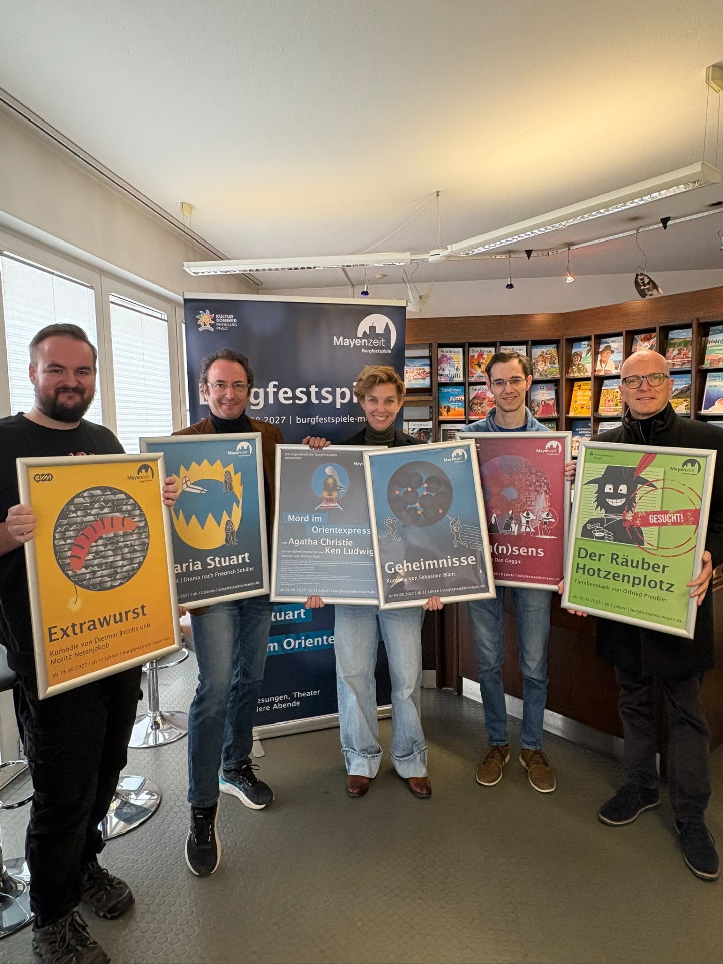5 Personen mit Plakaten