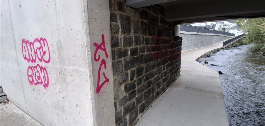 Die Graffiti hinterlassen Schäden an der neu gestalteten Uferanlage Graffiti an einer Wand