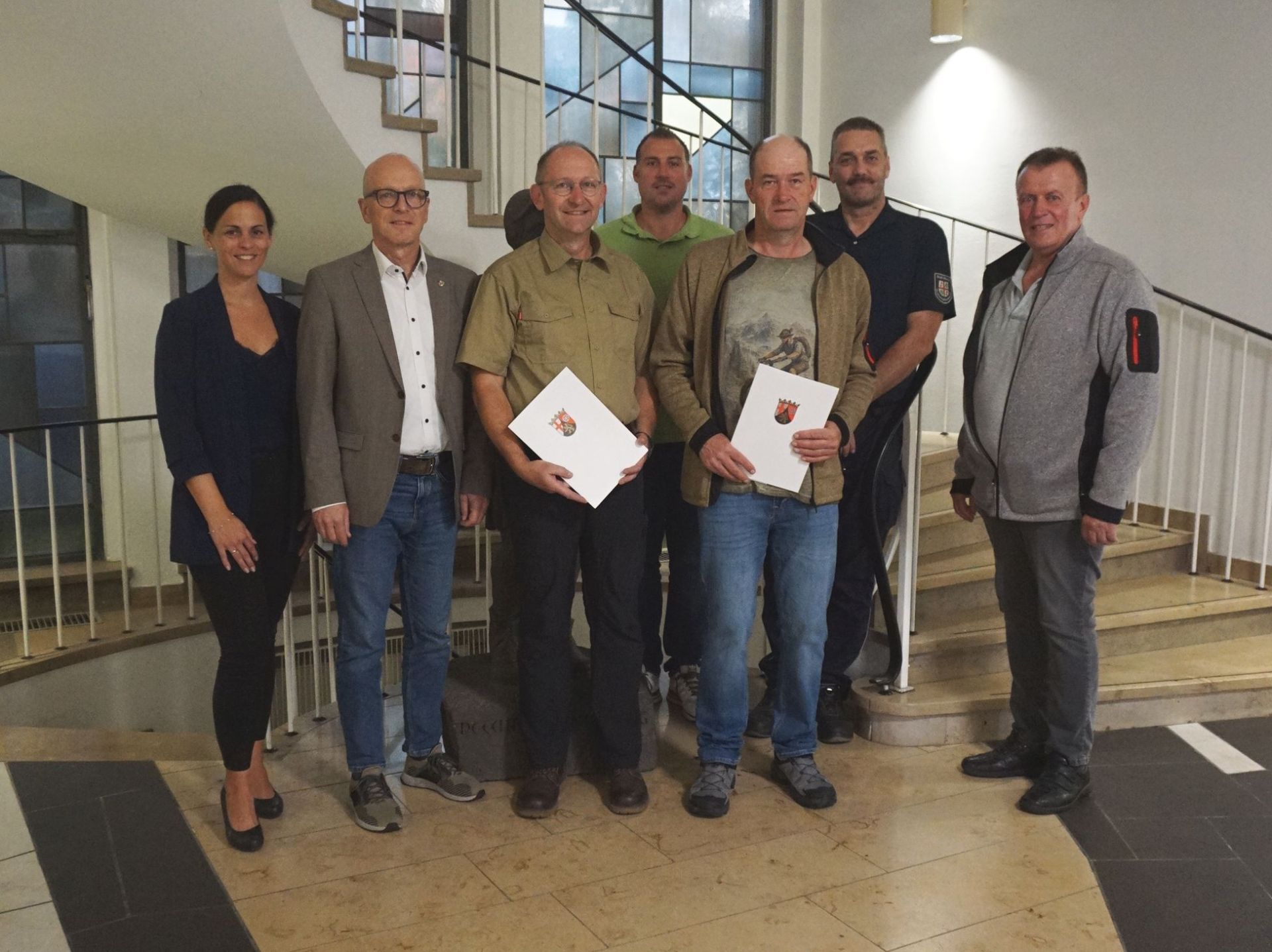 Büroleiterin Jasmin Alter, Oberbürgermeister Dirk Meid, Dirk Lanz, Fachbereichsleiter Sascha Reiff, Thomas Knechtges, 2. stellv. Personalratsvorsitzender Jörg Daheim, Bereichsleiter Horst Helmes stehen im Eingangsbereich der Stadtverwaltung