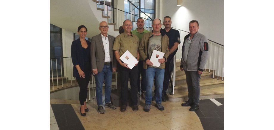 Büroleiterin Jasmin Alter, Oberbürgermeister Dirk Meid, Dirk Lanz, Fachbereichsleiter Sascha Reiff, Thomas Knechtges, 2. stellv. Personalratsvorsitzender Jörg Daheim, Bereichsleiter Horst Helmes Büroleiterin Jasmin Alter, Oberbürgermeister Dirk Meid, Dirk Lanz, Fachbereichsleiter Sascha Reiff, Thomas Knechtges, 2. stellv. Personalratsvorsitzender Jörg Daheim, Bereichsleiter Horst Helmes stehen im Eingangsbereich der Stadtverwaltung