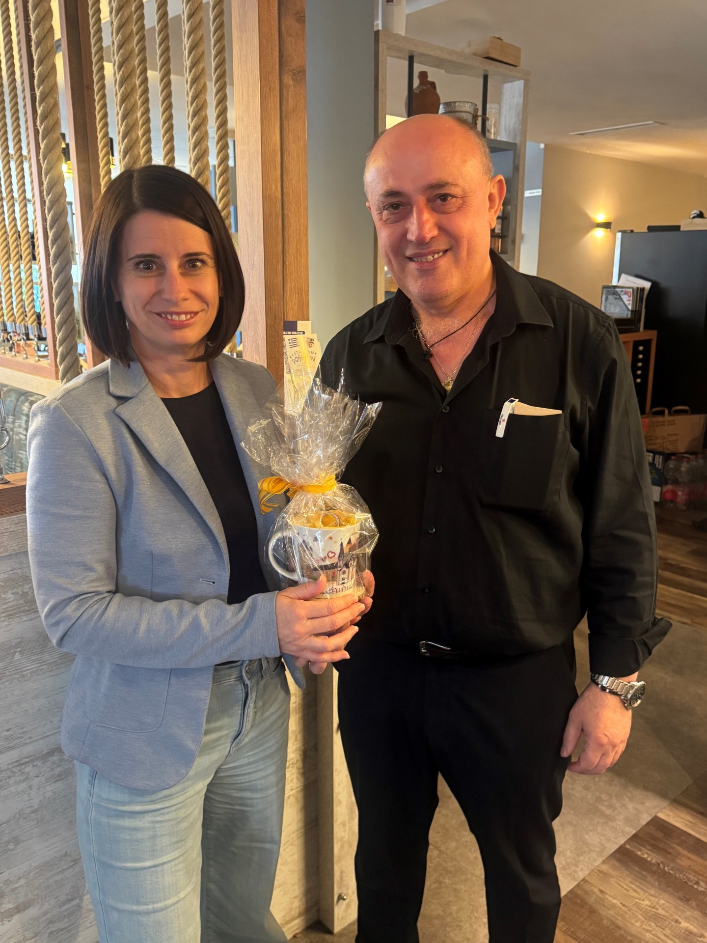 Christina Wolff von der Wirtschaftsförderung gratuliert Ilias Tzoufos zum Jubiläum 