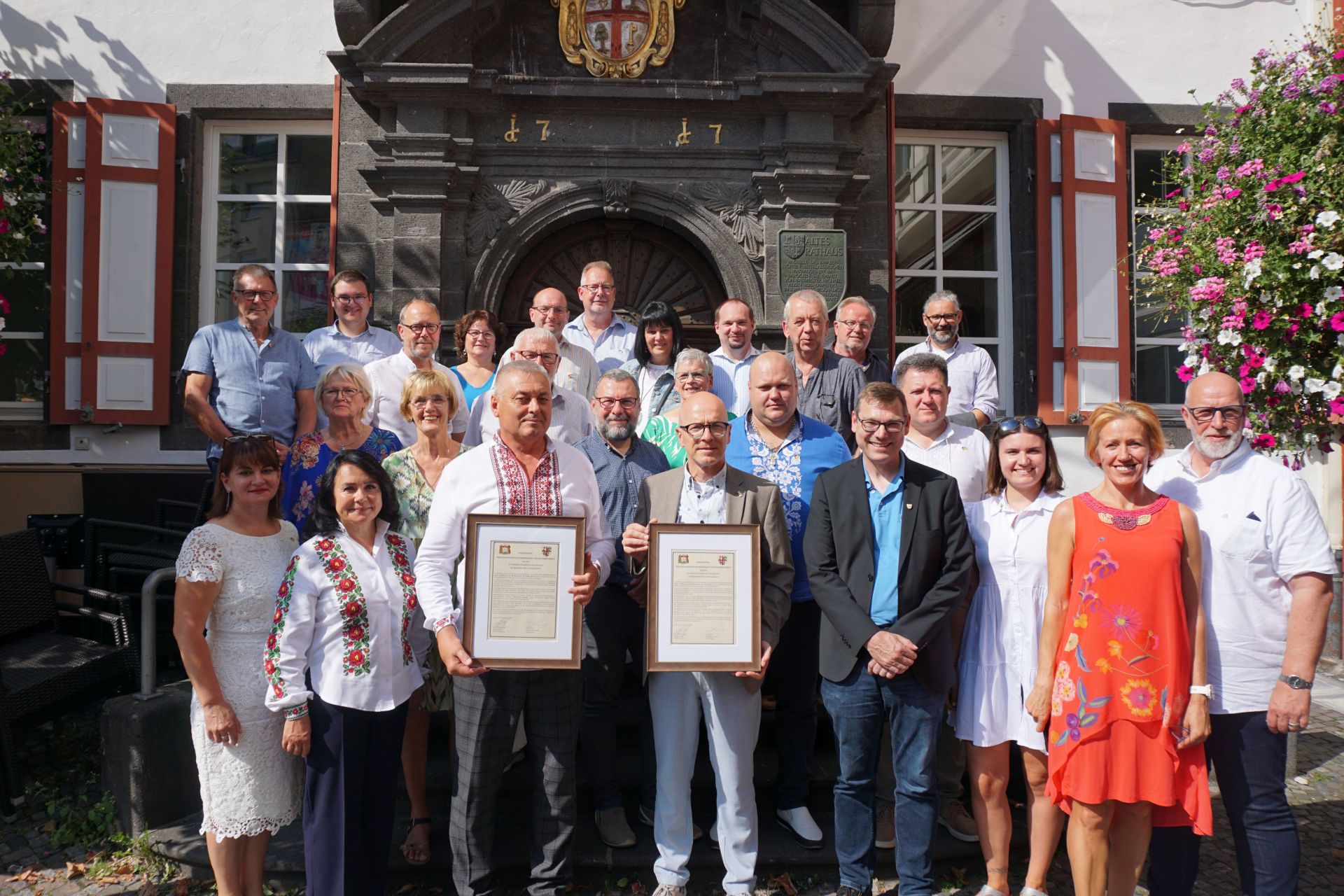 Vielen Menschen stehen vor dem Alten Rauthaus