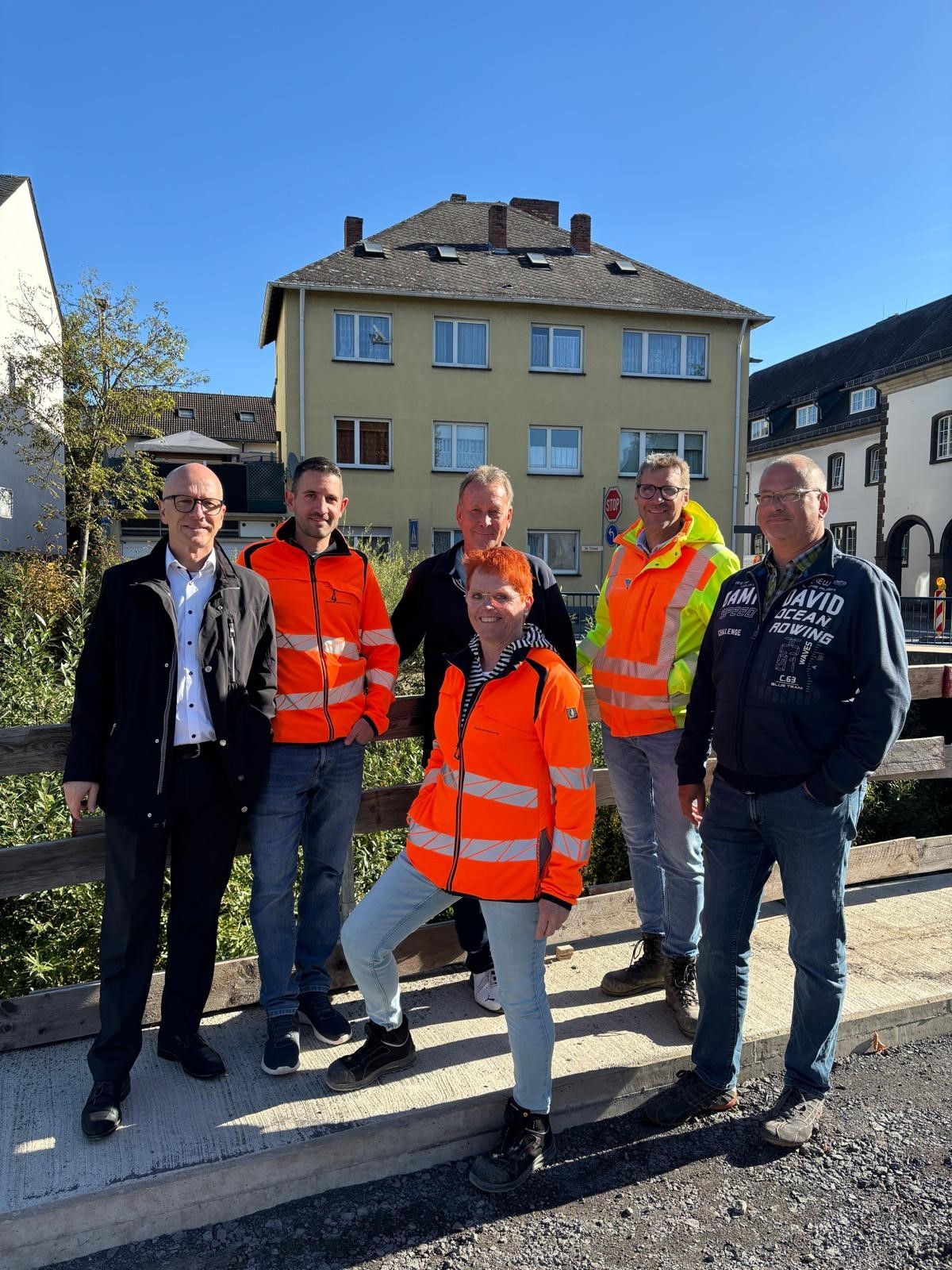 Sechs Menschen auf der Baustelle