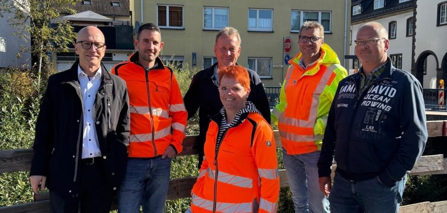 Bei einem Vor-Ort-Termin besichtigte Oberbürgermeister Dirk Meid (links) die voranschreitenden Bauarbeiten Sechs Menschen auf der Baustelle