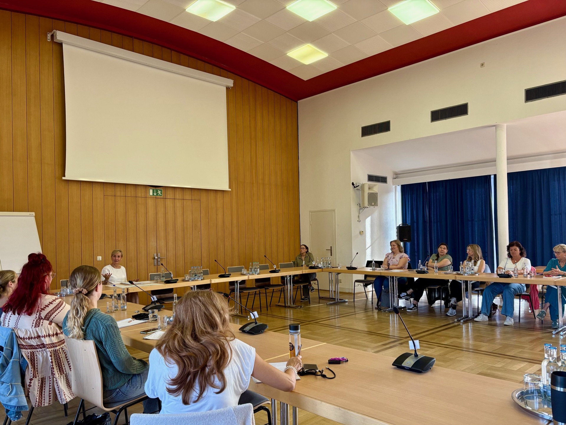 Viele Mitarbeiterinnen der Stadt Mayen sitzen im Sitzungssaal und hören interessiert der Dozentin zu