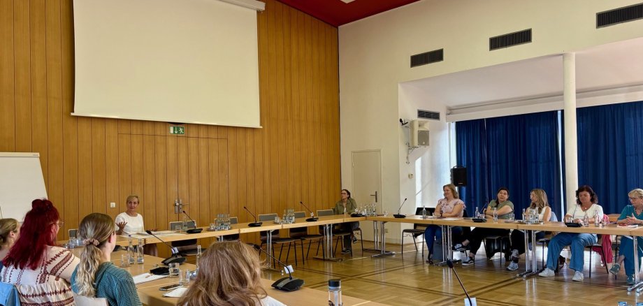 Viele Mitarbeiterinnen der Stadt Mayen sitzen im Sitzungssaal und hören interessiert der Dozentin zu
