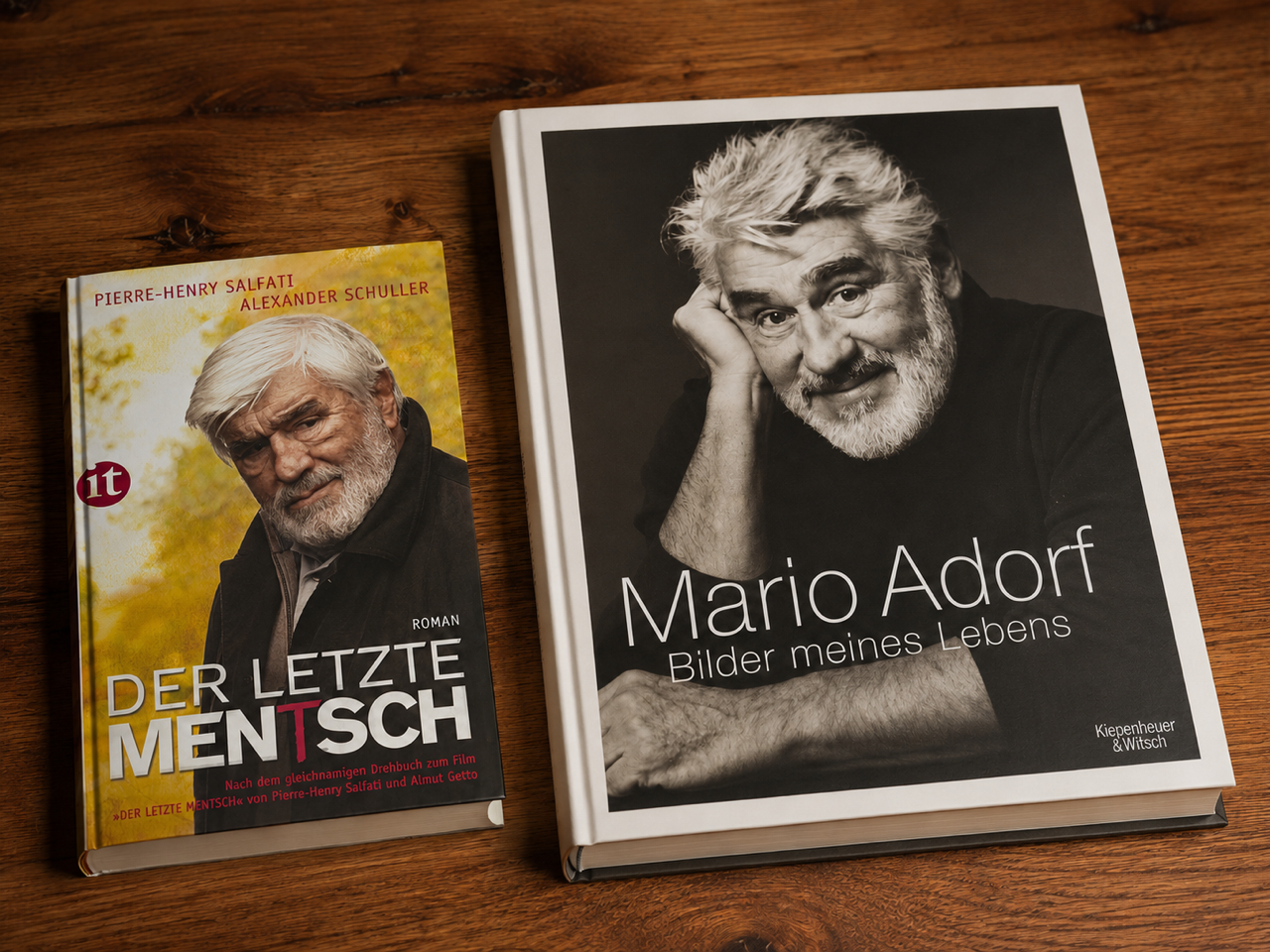 Zwei Bücher auf denen Mario Adorf abgebildet sind liegen auf einem Tisch