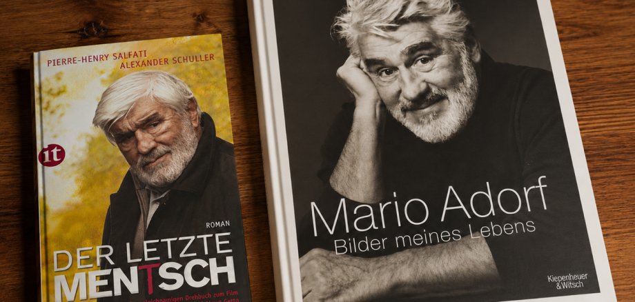 Diese zwei Exemplare können am 13. September beim Stein und Burgfest ersteigert werden Zwei Bücher auf denen Mario Adorf abgebildet sind liegen auf einem Tisch
