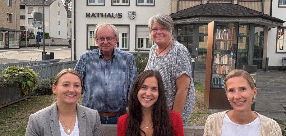 Neue Ideen und ein aktiver Austausch standen in der letzten Sitzung im Mittelpunkt Fünf Menschen sitzen bzw. stehen vor der Stadtverwaltung