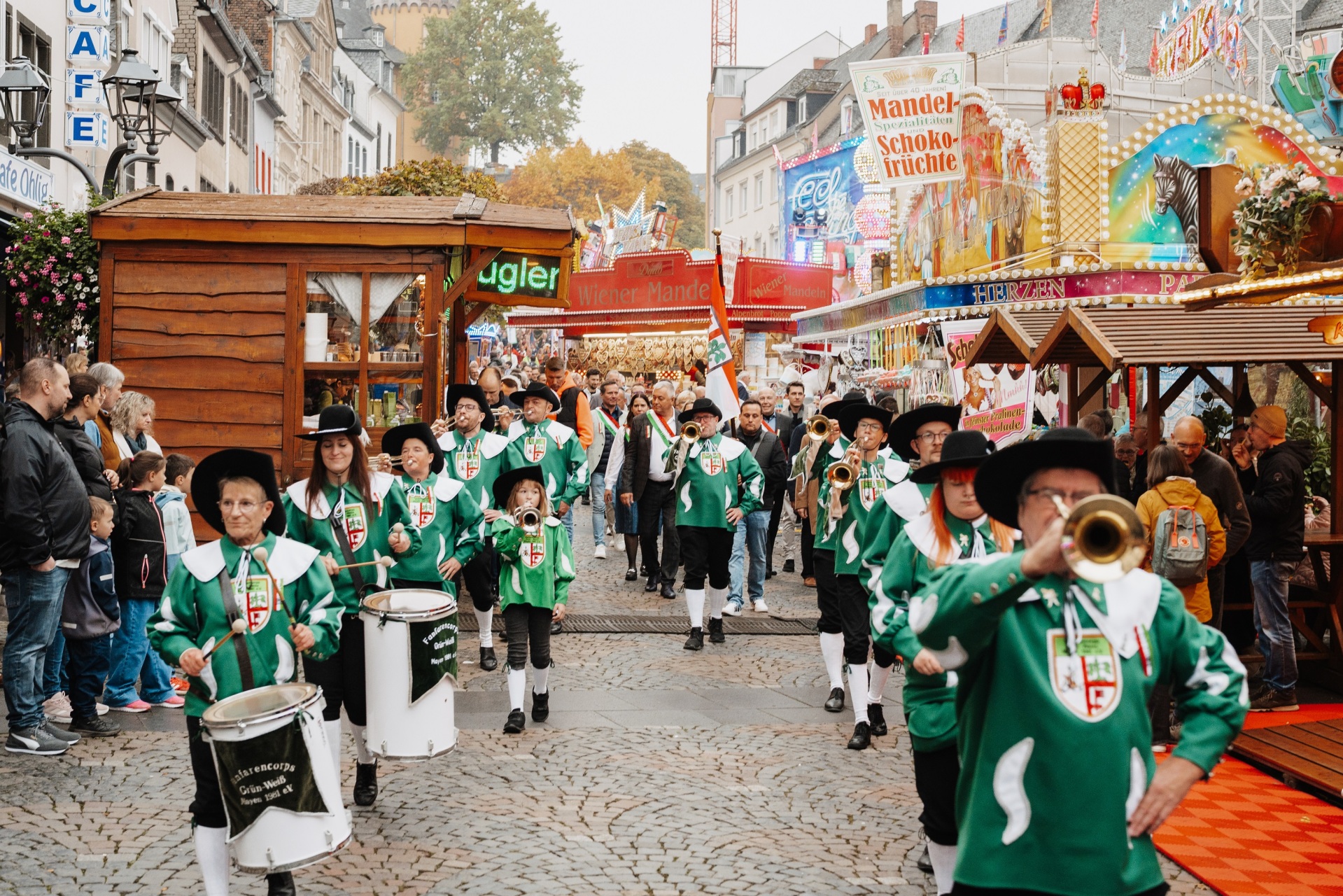 Viele Menschen im Umzug und Zuschauer
