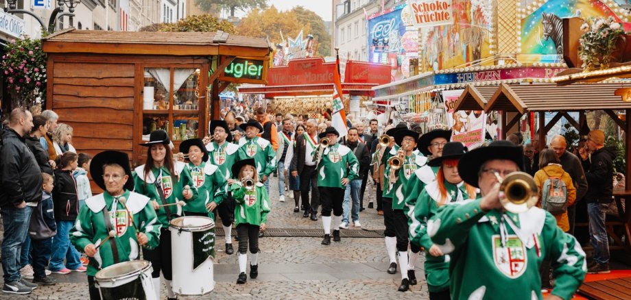 Viele Menschen im Umzug und Zuschauer