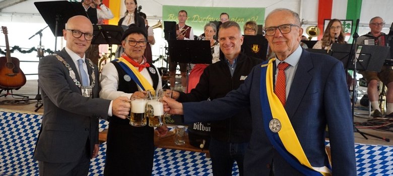 v.l.n.r.: Oberbürgermeister Dirk Meid, Zunftmeister Erich Nöthen, Festwirt Sascha Bart und Aloys Krämer Ehrenzunftmeister Oberbürgermeister Dirk Meid, Zunftmeister Erich Nöthen, Festwirt Sascha Bart und Aloys Krämer Ehrenzunftmeister stehen nebeneinander und stoßen an