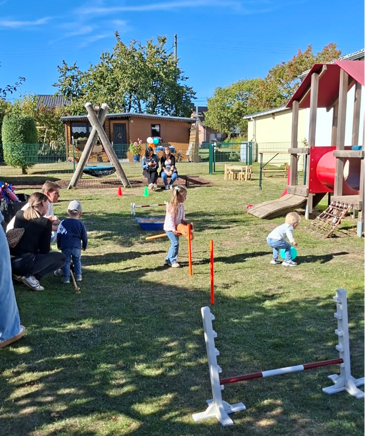 Spielende Kinder im Außenbereich der KiTa