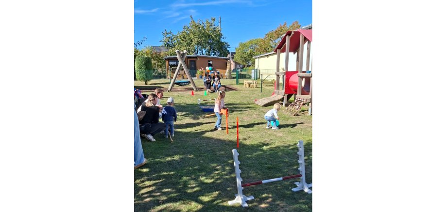 Spielende Kinder im Außenbereich der KiTa