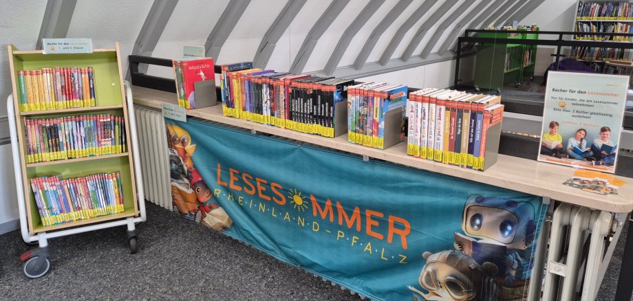 Die Stadtbücherei Mayen bot eine große Auswahl beim Lesesommer 2026 Viele bunter Kinderbücher in der Kinderbücherei