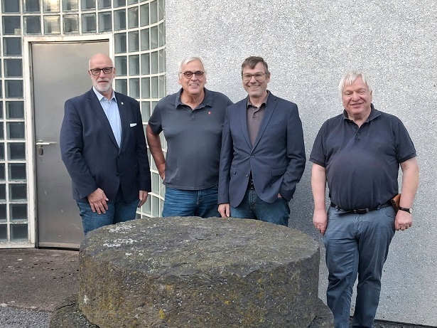 v. l. n. r.: Uwe Hoffmann, Fachbereichsleiter 1, Hans Schüller, Vorsitzender GAV, Thomas Schröder, Beigeordneter, Dr. Stefan Wenzel, LEIZA, Referent des Abends stehen hinter einem Mühlstein