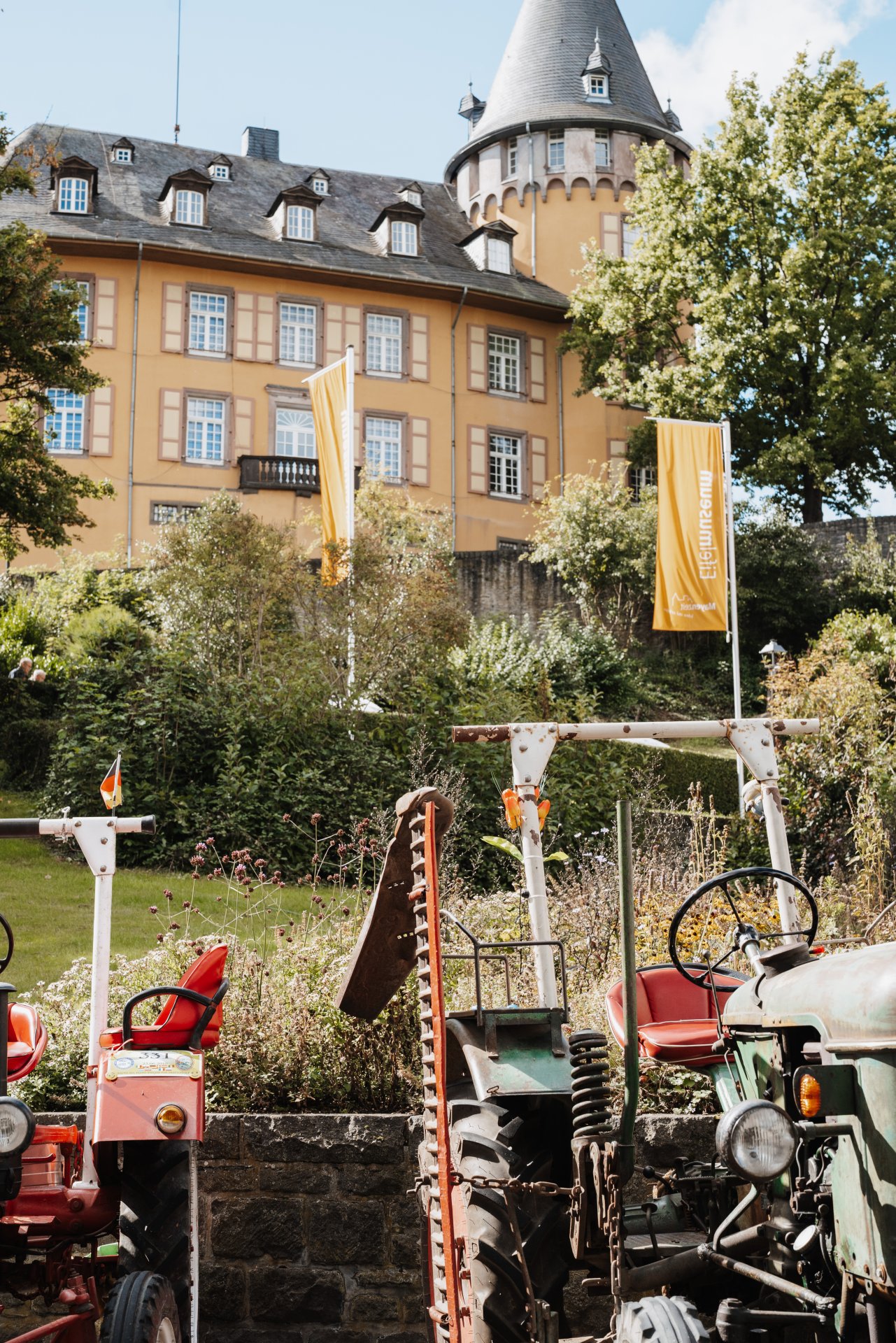 Ein Oldtimer Traktor steht vor der Burg