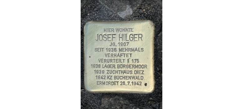 Sieben neue Stolpersteine erinnern in Mayen an die Opfer und Verfolgten des Nationalsozialismus. Goldener Stolperstein mit Gravur