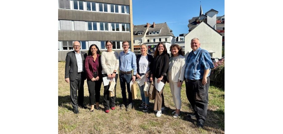 v.l.n.r.: Oberbürgermeister Dirk Meid, Jasmin Alter, Svenja Schäfges-Zimmer, Stefan Wilden, Jennifer Dillmann, Julia Judt, Dagmar Luxem und Wolfgang Goeken 8 Personen stehen für ein Foto zusammen