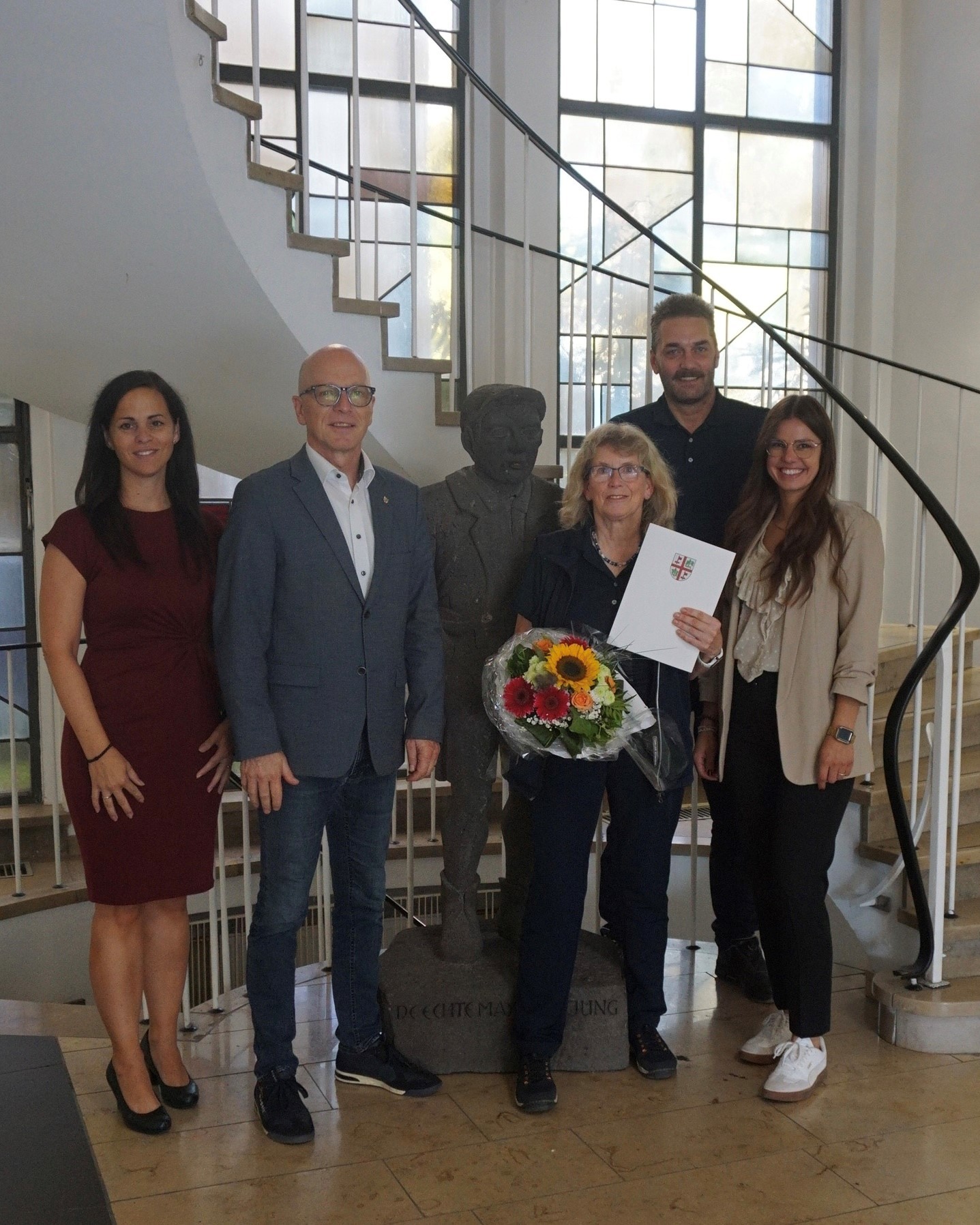 Büroleitung Jasmin Alter, Oberbürgermeister Dirk Meid, Claudia Ott, zweite stellvertretende Personalratsvorsitzende Jörg Daheim, Bereichsleiterin Christina Sabel im Eingang der Stadtverwaltung