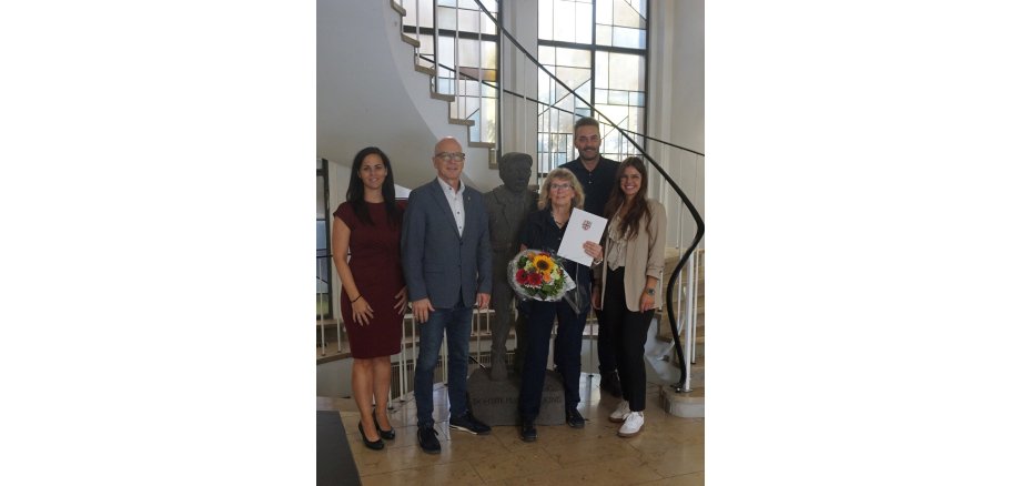 v.l.n.r.: Büroleitung Jasmin Alter, Oberbürgermeister Dirk Meid, Claudia Ott, zweite stellvertretende Personalratsvorsitzende Jörg Daheim, Bereichsleiterin Christina Sabel Büroleitung Jasmin Alter, Oberbürgermeister Dirk Meid, Claudia Ott, zweite stellvertretende Personalratsvorsitzende Jörg Daheim, Bereichsleiterin Christina Sabel im Eingang der Stadtverwaltung