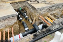 Verlegte Rohre im Erdreich