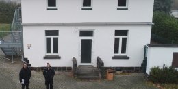 Gebäude mit Solaranlage auf dem Dach