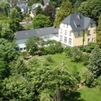 Großes weißes Gebäude im Grünen