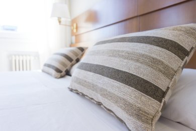 Doppelbett in einem Hotelzimmer