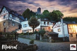 Blick auf die Fachwerkhäuser in Monreal und die Ruine der Löwenburg