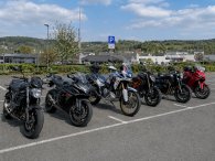 Motorrad fahren mehrere Motorräder stehen nebeneinander auf einem Parkplatz