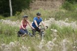 Fahrradfahrer auf dem Maifeld-Radweg