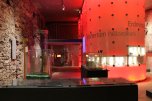 die in rotes Licht getauchte Ausstellungsfläche des Eifelmuseums