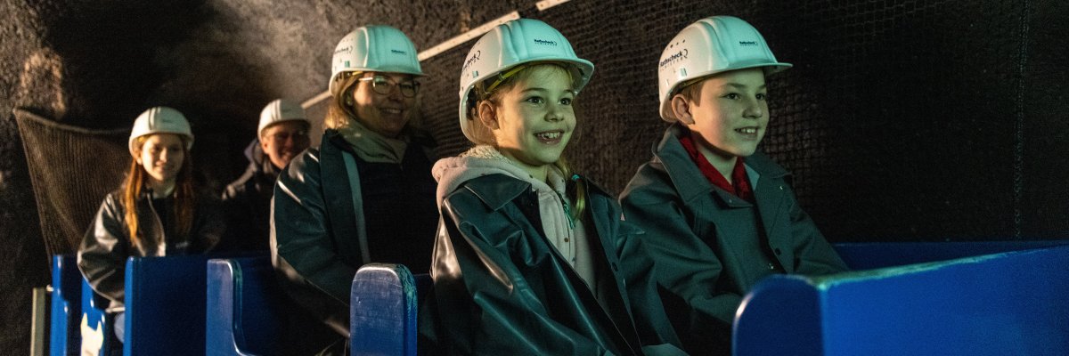 Eifelmuseum Familie sitzt in einem Lorenwagen