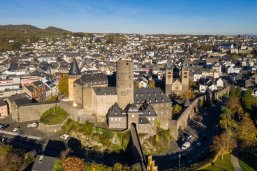Genovevaburg Mayen Luftaufnahme der Burg mit Stadt im Hintergrund
