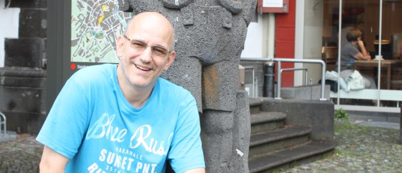 Werner Blasweiler mit Mayener Jung Statue vor dem Alten Rathaus