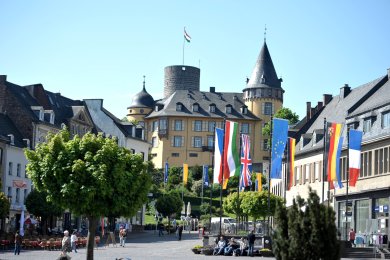 Marktplatz mit Blick auf die Genovevaburg