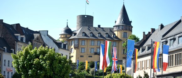 Marktplatz mit Blick auf die Genovevaburg Marktplatz mit Blick auf die Genovevaburg