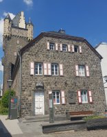 Tourist-Information Mayen Frontansicht des Theodore-Dreiser-Hauses am Obertor