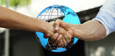 zwei Menschen, die sich die Hand geben