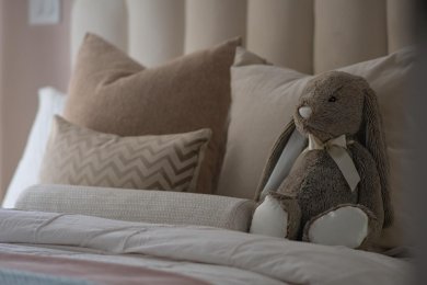 Aufnahme eine Bettes, der Kissen und einem Plüschhasen, der an den Kissen anlehnt