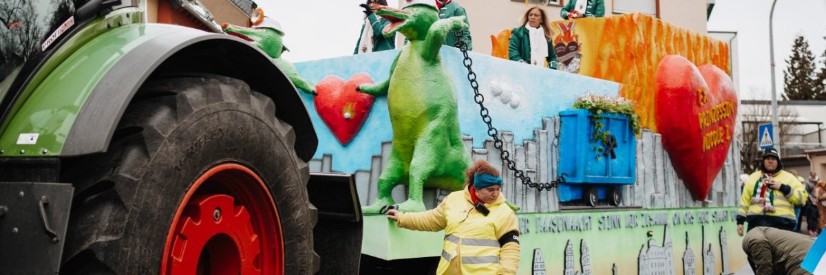 Bunter Karnevalswagen zum Rosenmontagszug