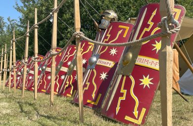 Schilder, Speere und Helme aufgereiht