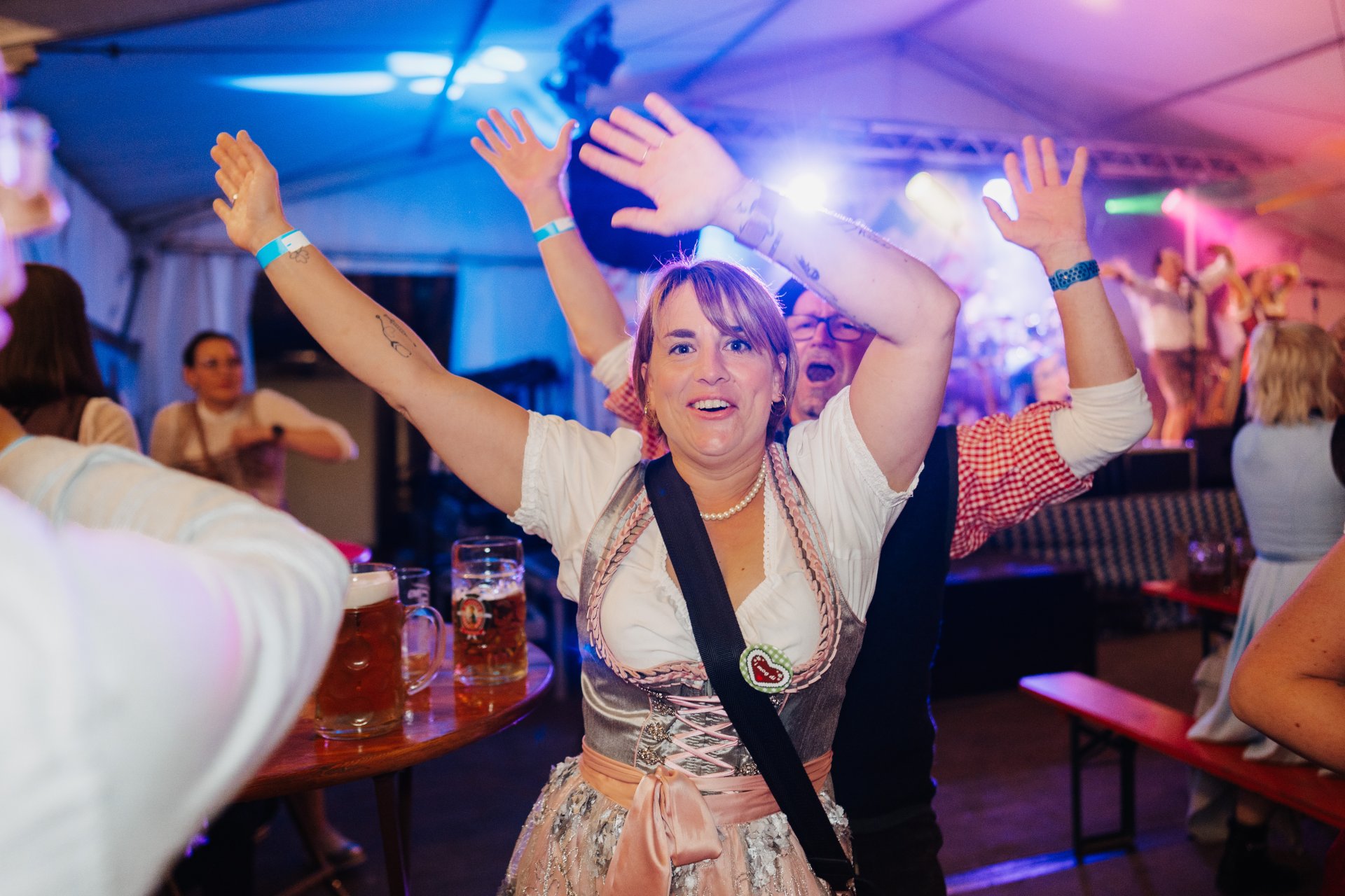 Tanzende Menschen im Festzelt