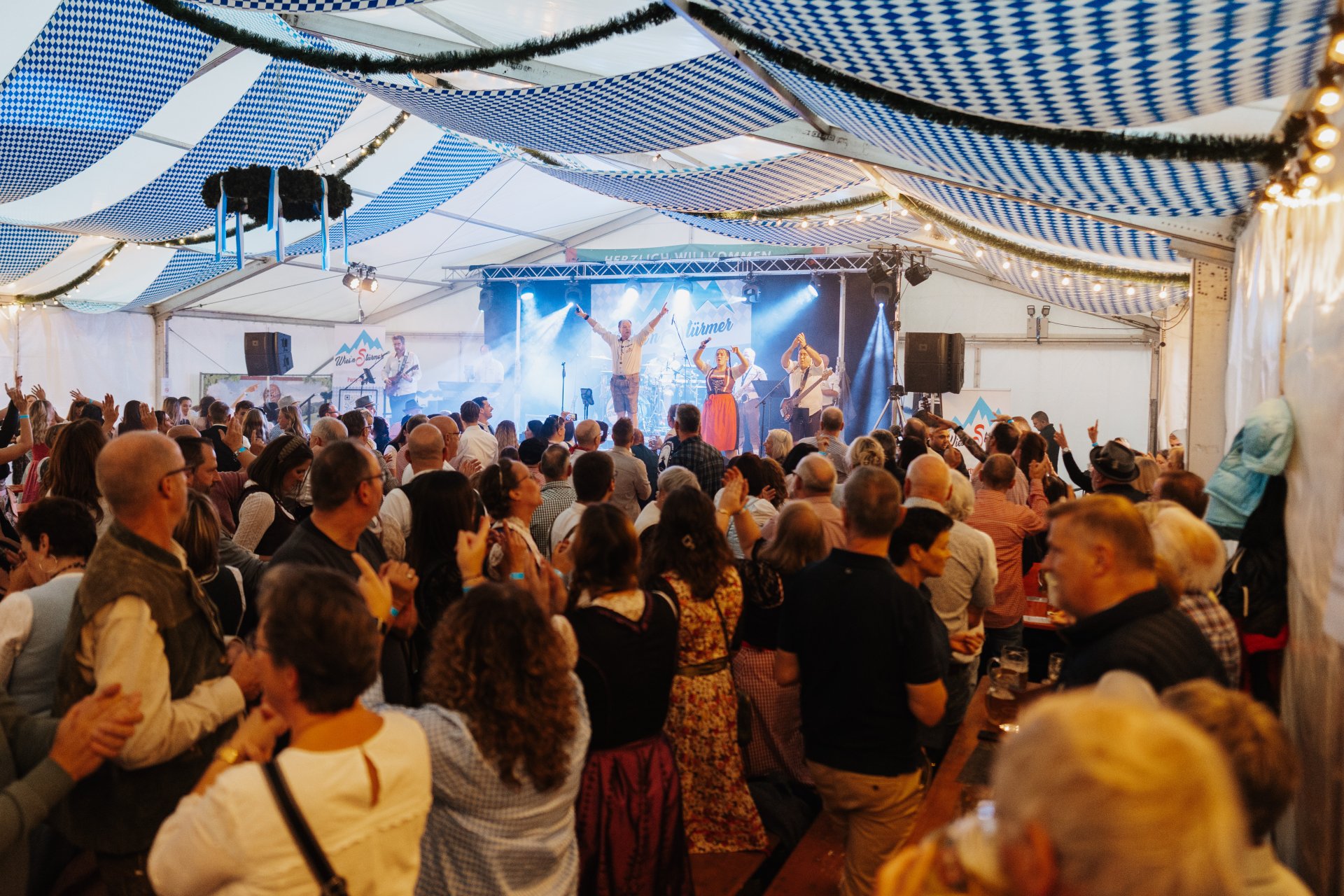 Ausgelassene Stimmung im Festzelt